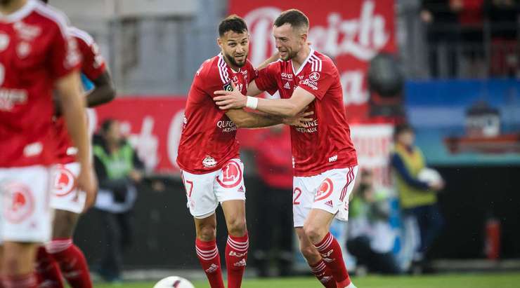 Vào! Haris Belkebla (Brest) giành chiến thắng trên chấm phạt đền bằng một cú sút chìm không thể cản phá, vượt qua tầm với của thủ môn Dogan Dogan vào giữa khung thành.
