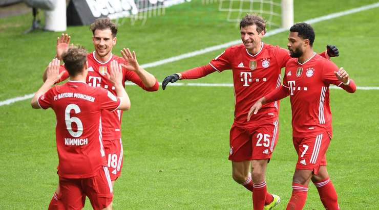 Vào! Quả phạt góc được thực hiện và Thomas Muller bật lên rất tốt, chuyền bóng bằng đầu vào vòng cấm và Leon Goretzka (Bayern Munich) đánh đầu sượt vào lưới. 0:1.