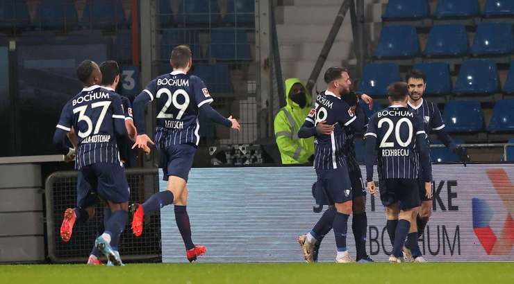 VÀO! Đường chuyền trên cả tuyệt vời cho Gerrit Holtmann (Bochum) đến sau một pha phản công. Ở một vị trí không thể trống trải hơn, anh bình tĩnh khống chế bóng trước khi dứt điểm gọn gàng từ cự ly gần, không cho thủ môn đối phương một cơ hội nào. Tỉ số bây giờ là 1:0.