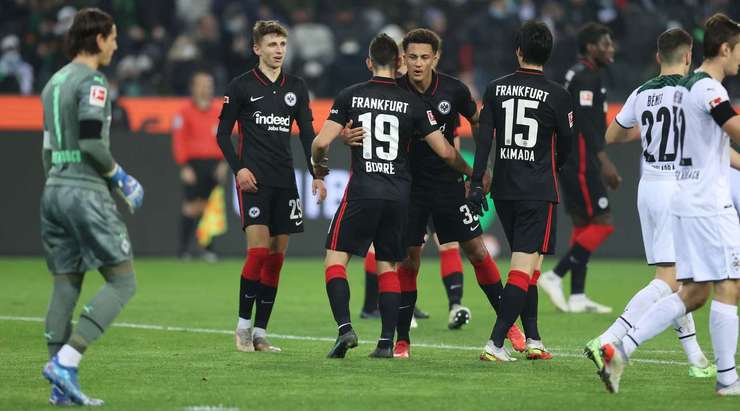 Tỉ số là 1:1! Jesper Lindstrom chuyền bóng cho Rafael Borre (Eintracht Frankfurt) trong vòng cấm, người không bị ai kèm và sút bóng vào góc trái phía dưới.