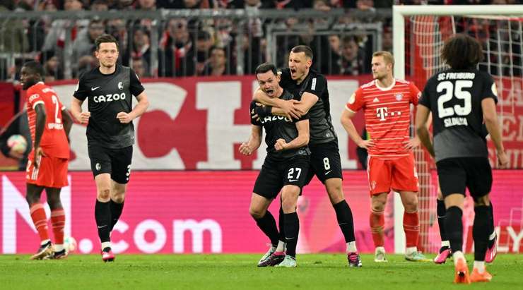 Nicolas Hofler (Freiburg) phản ứng rất nhanh để đón đường bóng bật ra và tự tin tung một cú sút căng từ rất xa về phía khung thành. Trong sự ngạc nhiên của tất cả mọi người, bóng đi thẳng vào phía trong cột dọc bên phải! Tỉ số được thay đổi thành 1:1 với cú sút tuyệt diệu này.