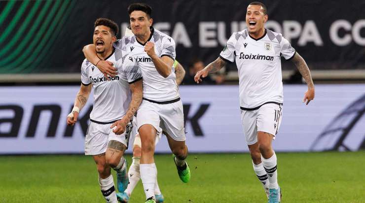 Vào - 1:2! Douglas Augusto (PAOK) tung một cú sút từ rìa vòng cấm và ghi bàn vào góc trái phía dưới. Vieirinha kiến tạo thành bàn.