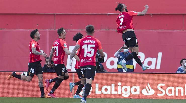 Vào! Vedat Muriqi (Mallorca) chốt hạ quả phạt đền vào góc cao bên phải khung thành, không để cho thủ môn cơ hội cản phá nào.