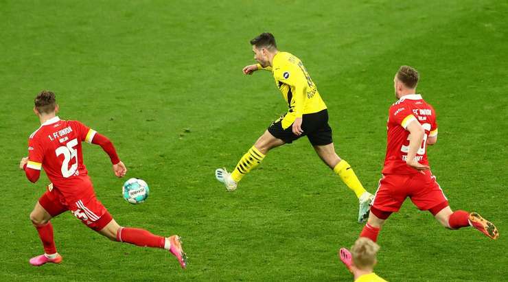 Vào! Julian Brandt thực hiện một đường chuyền đến chân Raphael Guerreiro (Dortmund) và cầu thủ này tung một cú sút từ trong vòng cấm, đưa bóng vào góc thấp bên phải mành lưới. Tỉ số là 2:0.