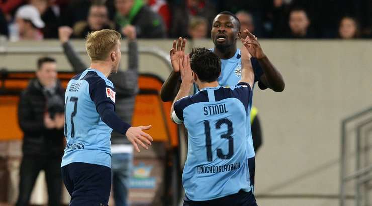 Vào! Marcus Thuram đưa bóng qua vòng cấm và Lars Stindl (B. Monchengladbach) đã có một nhiệm vụ dễ dàng nhất thế giới để đưa bóng vào lưới trống. 1:2.