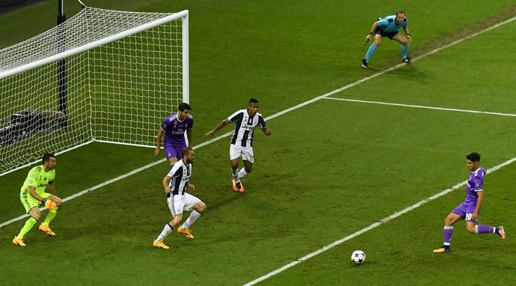 Marco Asensio (Real Madrid) ghi bàn! Marco Asensio (Real Madrid) được kiến tạo bởi  Marcelo và anh ấy đã cho thấy sự bình tĩnh tuyệt vời trong vòng cấm để sút vào góc phải phía dưới. 1:4.