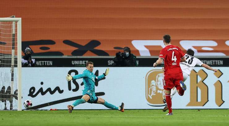 Jonas Hofmann (B. Monchengladbach) nhận một đường chuyền sát thủ, đặt anh vào thế đối mặt với thủ môn và anh đã ghi bàn với một cú sút lạnh lùng vào góc thấp bên trái khung thành. Một cú dứt điểm xuất sắc.