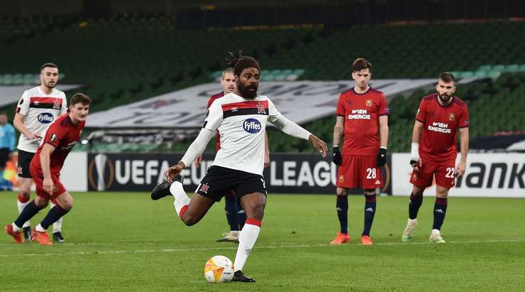 Nathan Oduwa (Dundalk) không thể chuyển hóa được quả phạt đền. Cú sút của anh đã đi chệch cột dọc bên trái trong gang tấc.