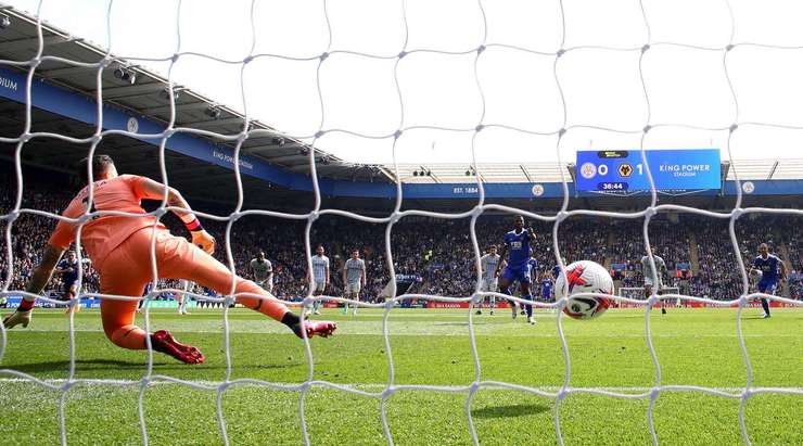 Vào! Kelechi Iheanacho (Leicester) tinh quái dừng lại một nhịp trước khi sút, chờ cho thủ môn Jose Sa đổ người trước khi bình tĩnh đưa bóng vào góc thấp bên trái.