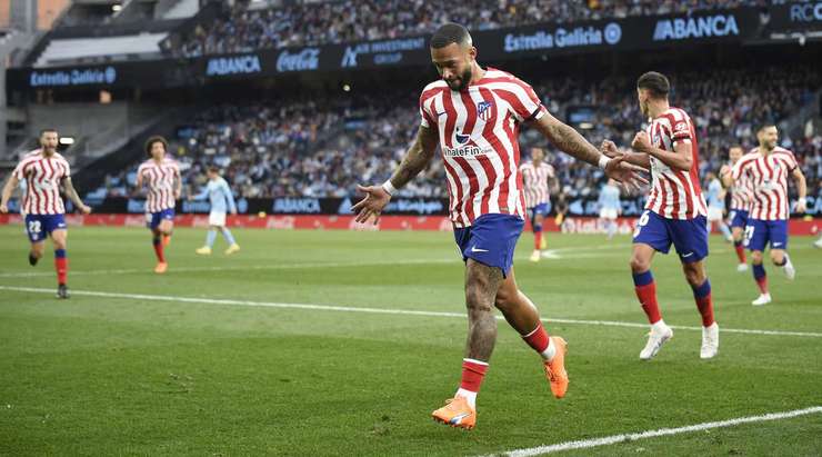Bóng bật ra đến chân của Memphis Depay (Atl. Madrid) và anh ấy dễ dàng ghi bàn.