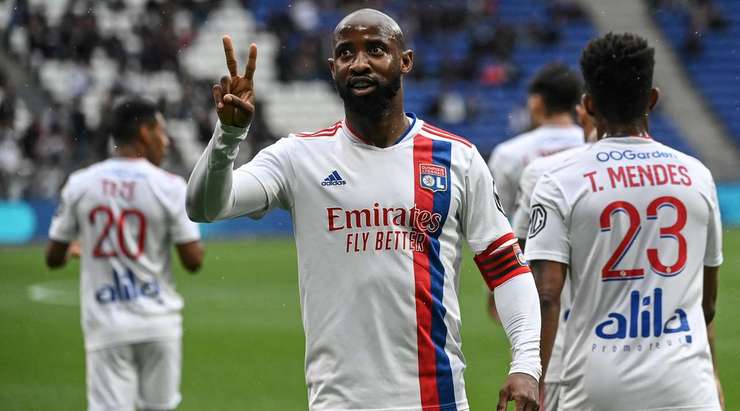 Vào! Moussa Dembele (Lyon) đã có mặt đúng lúc đúng chỗ để lấy bóng bật ra trong vòng cấm, và anh ấy sút bóng đi chìm vào phía trong cột dọc bên trái. Tỉ số là 1:0.