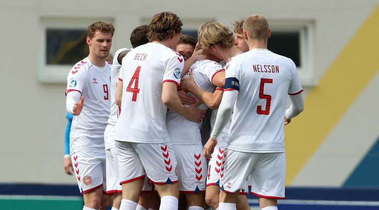 Vào - 0:1! Morten Hjulmand kiến tạo cho Gustav Isaksen (Đan Mạch) trong vòng cấm và anh ấy đưa bóng vào góc trái phía dưới và qua Patrik Sigurdur Gunnarsson.