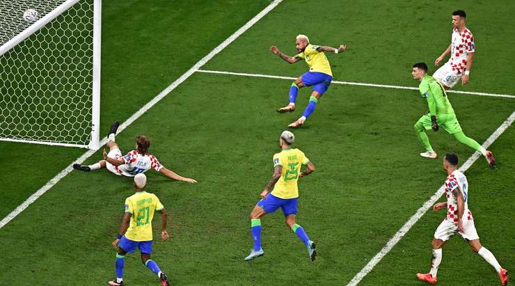 Neymar (Brazil) nhận bóng trong tư thế đối mặt với thủ môn sau một đường chuyền rất thông minh xuất phát từ Lucas Paqueta. Dù phần nhiệm vụ của mình không hề dễ dàng, nhưng anh vẫn tự tin sút bóng làm tung lưới thủ môn đối phương.