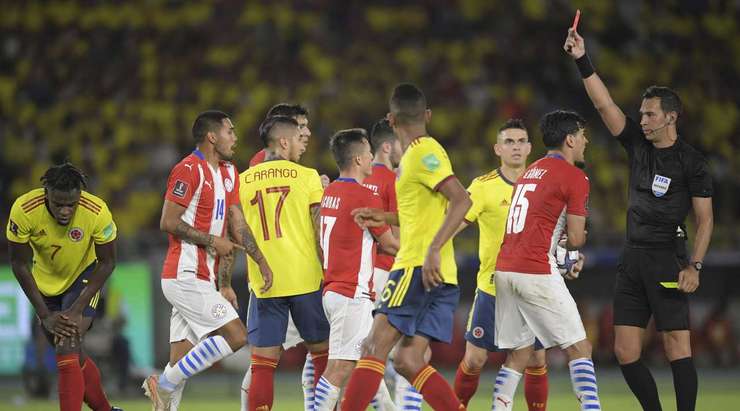 Andres Cubas (Paraguay) có một pha phạm lỗi tồi và nhận chiếc thẻ vàng thứ hai và điều đó có nghĩa là anh ấy bị đuổi.