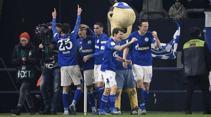 Vào! Daniel Caligiuri nạp đạn cho Amine Harit (Schalke) ở một vị trí bên trong vòng cấm, và cầu thủ này đã giữ được cái đầu lạnh để sút chìm vào chính giữa khung thành, đưa bóng nằm gọn trong lưới. Tỉ số là 2:2.