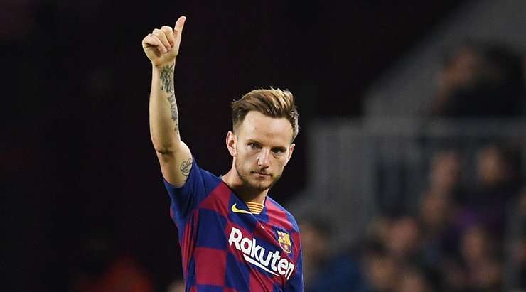 Đây là sự thay đổi. Ivan Rakitic đang rời sân Ernesto Valverde Tejedor trao những mệnh lệnh chiến thuật cuối cùng cho Carles Alena (Barcelona).