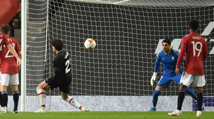 Jesus Vallejo (Granada CF) nỗ lực đánh đầu phá bóng sau một quả tạt của đối phương vào trong vòng cấm, nhưng thay vì vậy, anh lại vô tình đưa bóng vào sát góc phải khung thành. Thủ môn đã hoàn toàn bất lực trong tình huống vừa rồi.