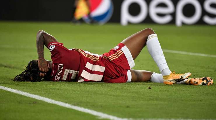 Ruben Semedo (Olympiakos Piraeus) đang nằm sân vì chấn thương và trọng tài đã cho dừng trận đấu để đội ngũ y tế có thể có thể vào sân.