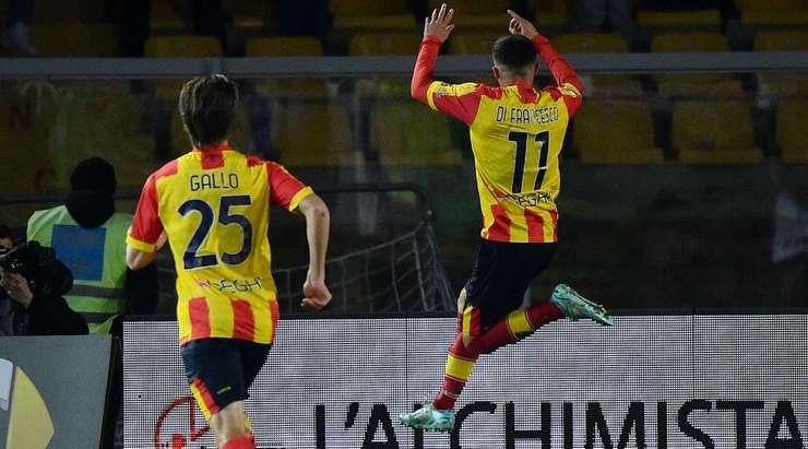 Vào! Federico Di Francesco (Lecce) sút bóng bật ra vào góc trái phía dưới sau khi bóng đến chỗ anh ấy trong vòng cấm. Tỉ số là 1:1.