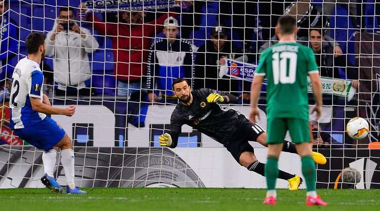 Vào! Jonathan Calleri (Espanyol) tinh quái dừng lại một nhịp trước khi sút, chờ cho thủ môn Rui Patricio đổ người trước khi bình tĩnh đưa bóng vào góc thấp bên phải.