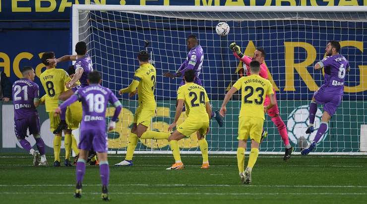 Emerson (Betis) bật lên đón một quả tạt tốt và tung một cú đánh đầu đẹp mắt vào nóc lưới. Thủ môn đã không có cơ hội để cản phá.