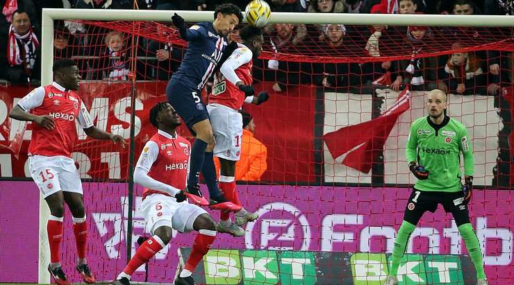 Marquinhos (Paris SG) nhảy cao nhất để đón bóng từ quả phạt góc được thực hiện hoàn hảo bởi Neymar. Cú đánh đầu hiểm hóc của anh đã đưa bóng vào góc cao bên trái khung thành, trong sự bất lực của thủ môn. Tỉ số được nâng lên 0:1.