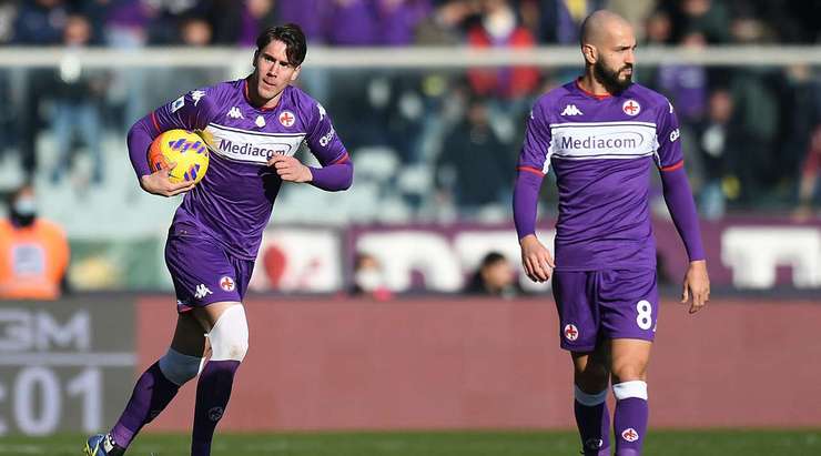 Dusan Vlahovic (Fiorentina) khống chế gọn gàng một đường chuyền như đặt của đồng đội và tung cú dứt điểm uy lực làm tung nóc lưới! Thủ môn không có bất kỳ cơ hội nào khi phải đối mặt với những cú sút như vừa rồi.