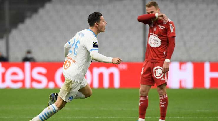 Vào - 2:1! Luis Henrique Tomaz de Lima chuyền bóng như đặt cho Florian Thauvin (Marseille), người có một cú sút từ cự ly gần vào góc cao bên trái khung thành, đánh bại thủ môn.