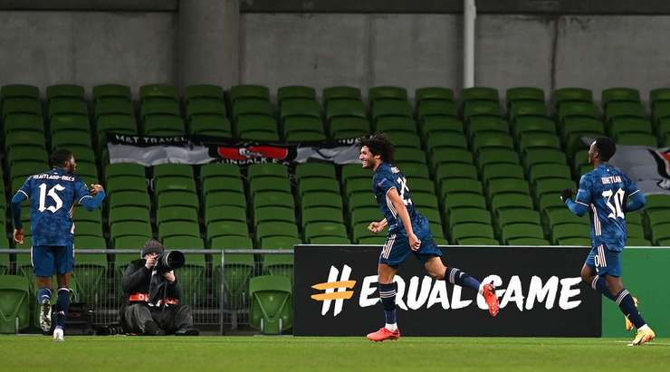 Một khoảnh khắc đẹp mắt! Mohamed Elneny (Arsenal) lấy bóng và tung một cú sút mạnh từ xa. Đó là một quyết định sáng suốt và pha dứt điểm vừa rồi đã đi thẳng vào góc cao bên phải khung thành. Thủ môn Gary Rogers chỉ có thể lắc đầu trong tuyệt vọng! Tỉ số đã được nâng lên 0:2.