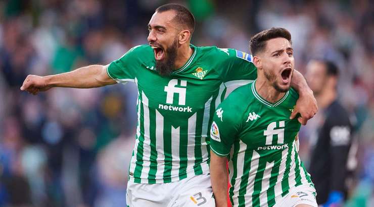 Bóng đã nằm gọn trong lưới! Sergio Canales trình diễn kĩ thuật xuất sắc và treo một đường bóng bổng đẹp mắt vào trong vòng cấm. Alex Moreno (Betis) ghi tên anh lên bảng điện tử bằng cách đánh đầu gọn gàng, đưa bóng đi đập chân cột dọc bên phải vào lưới – 1:0.