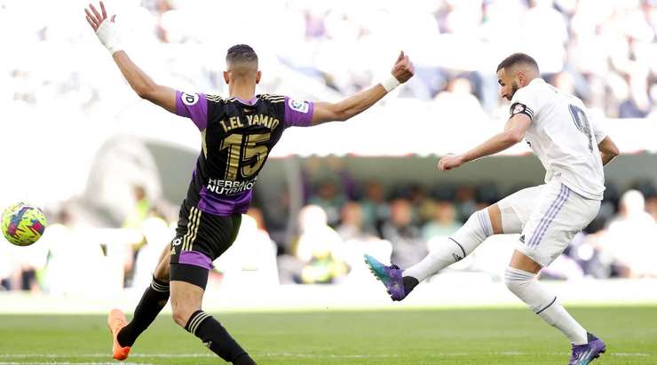 Vào - 3:0! Karim Benzema (Real Madrid) thử vận may của mình từ rìa vòng cấm và ghi bàn với một cú sút chính xác đi vào phía trong cột dọc bên phải. Vinicius Junior kiến tạo thành bàn.