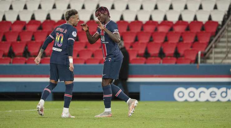 Vào! Sau khi nhận một đường chuyền tốt, Moise Kean (Paris SG) tung một cú sút đi thẳng vào góc thấp bên phải khung thành. Một tình huống phối hợp đồng đội tuyệt vời!