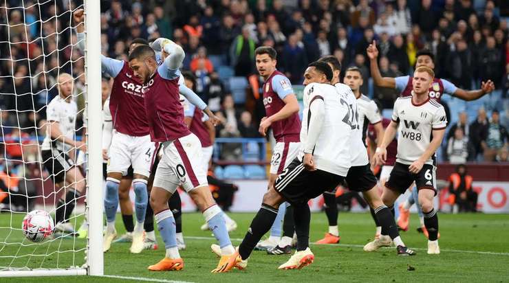 Tỉ số đã thay đổi – 1:0. John McGinn treo bóng rất đẹp từ chấm phạt góc vào vòng cấm và Tyrone Mings (Aston Villa) bật lên lên cao nhất, đánh đầu vào sát mé trong cột dọc bên trái.