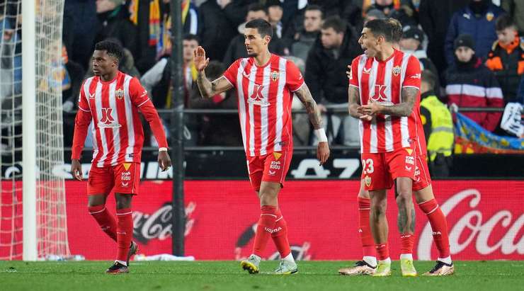 Lucas Robertone thực hiện quả phạt góc và treo bóng vào vòng cấm cho Chumi (Almeria) một cách hoàn hảo. Cầu thủ này bật nhảy cao nhất và lạnh lùng đánh đầu thẳng vào nóc lưới. Tỉ số bây giờ là 1:1.