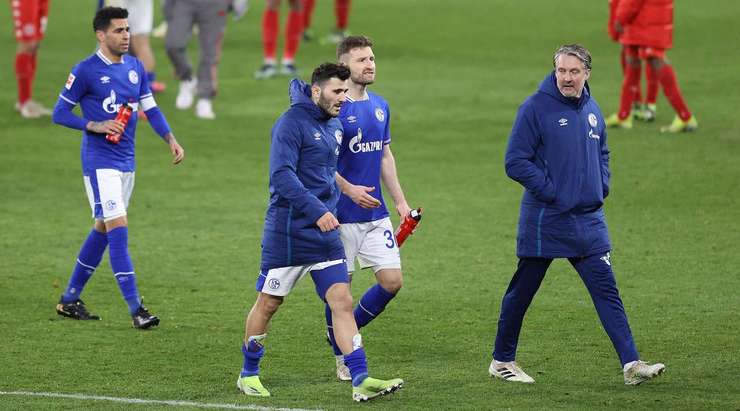 Felix Brych liếc nhìn đồng hồ và rất nhanh thổi còi kết thúc trận đấu.