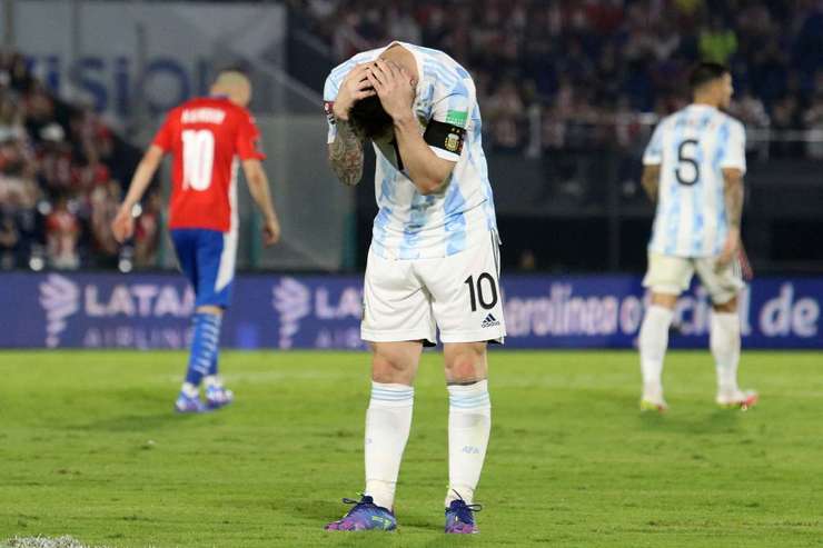 Không vào! Lionel Messi (Argentina) thực hiện quả đá phạt từ một vị trí rất thuận lợi, nhưng nỗ lực của anh đi chệch cột bên phải trong gang tấc.