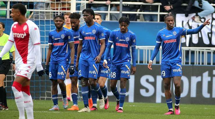 Vào! Một đường lob bóng của Abdu Conte mở ra cơ hội cho Ike Ugbo (Troyes) và anh dễ dàng đánh bại thủ môn bằng một có đánh đầu cận thành về phía bên phải cầu môn. Tỉ số là 2:2.