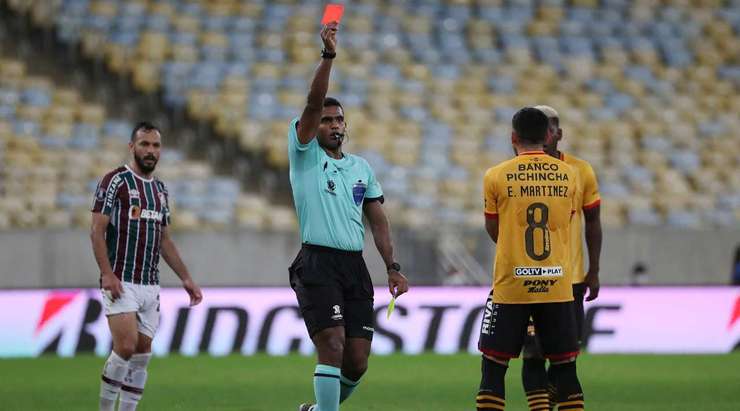 Emmanuel Martinez (Barcelona SC) có một pha phạm lỗi tồi và nhận chiếc thẻ vàng thứ hai và điều đó có nghĩa là anh ấy bị đuổi.