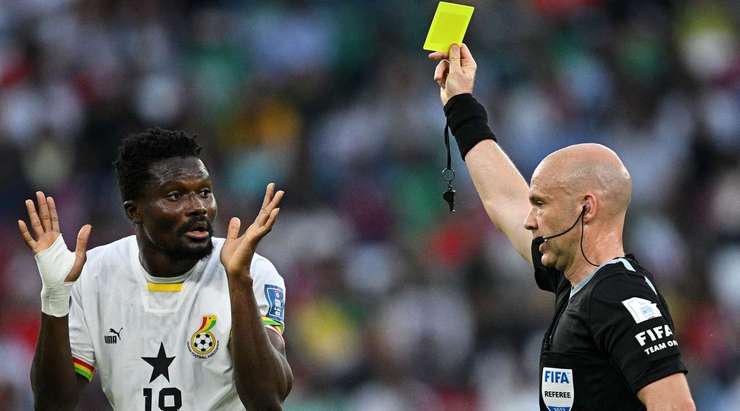 Daniel Amartey (Ghana) vừa có một tình huống tranh bóng phạm lỗi và anh phải nhận một chiếc thẻ vàng không do dự của trọng tài.