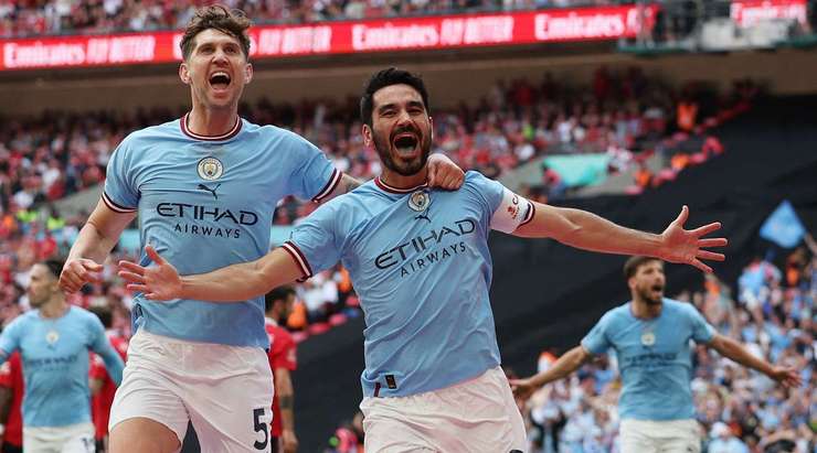 Bóng đã nằm gọn trong lưới! Ilkay Gundogan (Manchester City) tung một cú vô-lê xuất sắc từ rìa vòng cấm và nó đi vào góc trái phía dưới, khiến thủ môn không thể làm gì được. Kevin De Bruyne là người đã kiến tạo bàn thắng. Một pha dứt điểm tuyệt vời, 2:1.