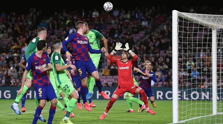 Lionel Messi thực hiện một đường căng ngang tuyệt vời từ quả phạt góc và kiến tạo cho Clement Lenglet (Barcelona), người bật lên cao nhất để đánh đầu làm tung nóc lưới. Tỉ số là 2:0.
