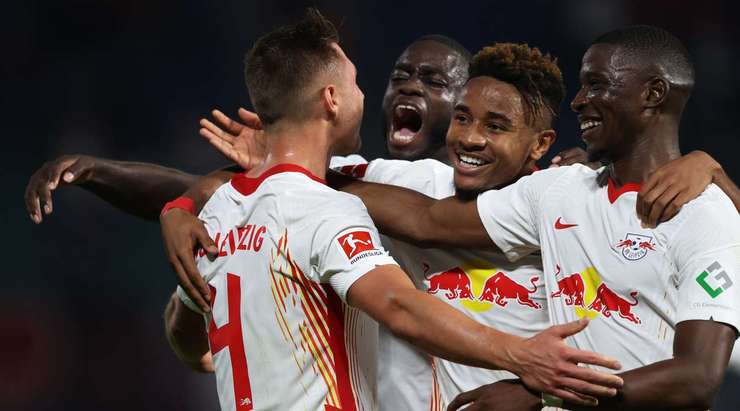 Marcel Halstenberg thực hiện một quả tạt bổng đẹp mắt vào vòng cấm, nơi Willi Orban (RB Leipzig) bật cao đánh đầu vào góc cao bên trái khung thành, đánh bại thủ môn. Tỉ số được nâng lên 3:0.
