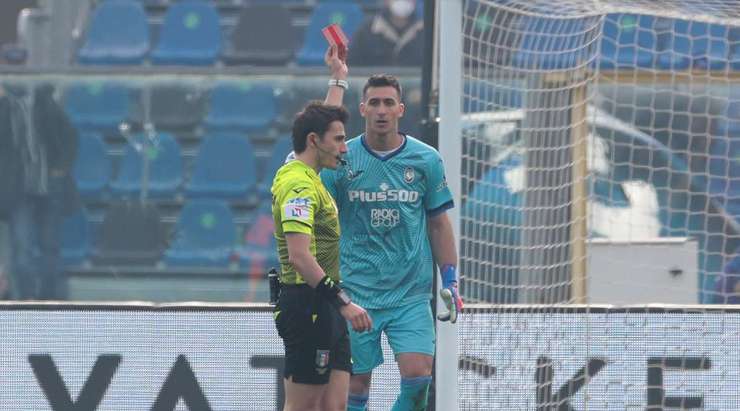 Juan Musso (Atalanta) nhận thẻ đỏ trực tiếp! Có vẻ như trọng tài đã quá nghiêm khắc vì chúng tôi nghĩ với những pha chuồi bóng như vừa rồi thì chỉ thẻ vàng thôi là vừa đủ.
