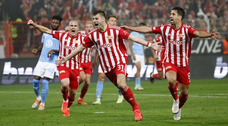 VÀO! Đó là một cú sút phạt đền tuyệt vời của Robin Knoche (Union Berlin) về phía góc thấp bên trái khung thành, không có một chút cơ hội nào cho thủ môn Ismael Diawara để cản phá!