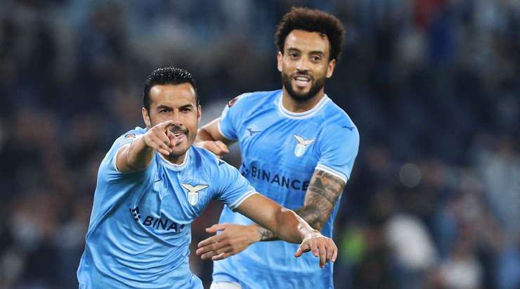Pedro (Lazio) nhận bóng trong vòng cấm, anh xoay trở rất nhanh nhẹn và tung cú sút chìm, găm bóng vào chính giữa khung thành.