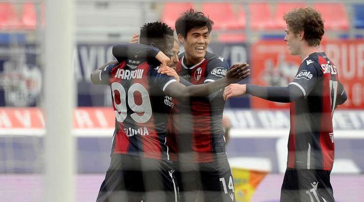 Musa Barrow (Bologna) bật lên đón quả tạt và đánh đầu hiểm hóc vào mé trong cột dọc bên trái.