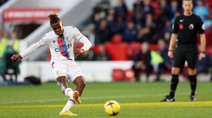 Wilfried Zaha (Crystal Palace) không thể chuyển hóa được quả phạt đền. Cú sút của anh đi chệch cột dọc bên trái trong gang tấc.