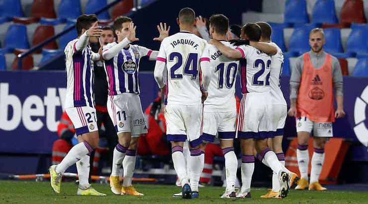 Vào! Pablo Hervias chuyền bóng cho Oscar Plano (Valladolid) và cầu thủ này có một cú sút bị bị đổi hướng ngay trong vòng cấm, khiến thủ môn Aitor Fernandez Abarisketa không thể làm gì được. 1:2.