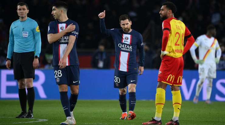 VÀO! Một pha kiến tạo xuất sắc của Kylian Mbappe, người đóng vai trò then chốt trong việc tổ chức tấn công. Anh ấy dọn cỗ cho Lionel Messi (Paris SG), người đánh bại Brice Samba với một cú sút tuyệt vời vào góc phải phía dưới. 3:0.