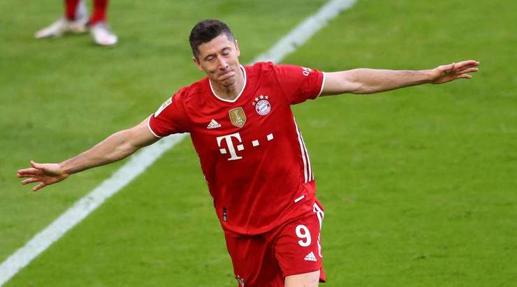 Ôi một BÀN THẮNG gì thế này! Đường câu bóng vào vòng cấm được Robert Lewandowski (Bayern Munich) dứt điểm vào lưới với một cú ngả bàn đèn đậm tính nghệ sĩ! 3:0.